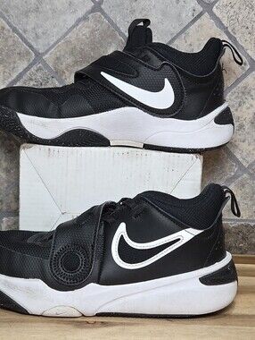 1 YOUTH Nike Black White TEAM HUSTLE D11 LOW Velcro Athletic Sneakers Leather